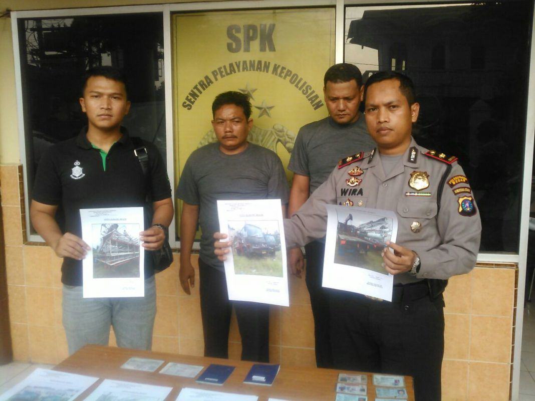 Kapolsek Delitua, Kompol Wira Prayatna Menunjakkan Foto Tersangka