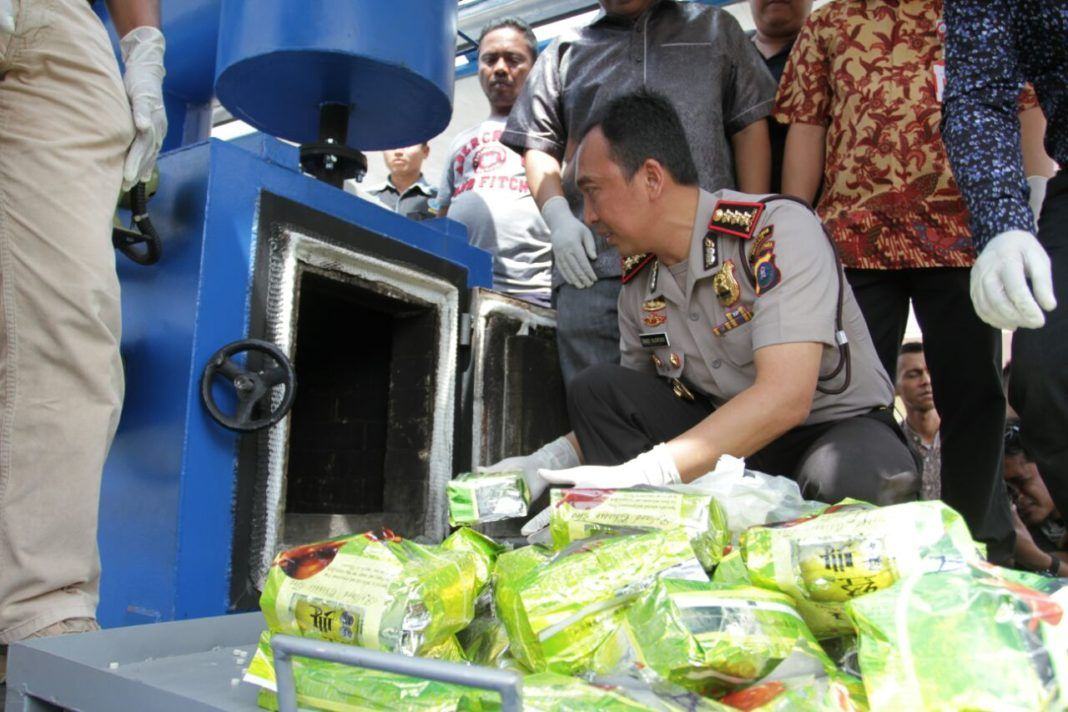Kapolrestabes Medan, Kombes Pol Sandi Nugroho musnahkan barang bukti narkoba