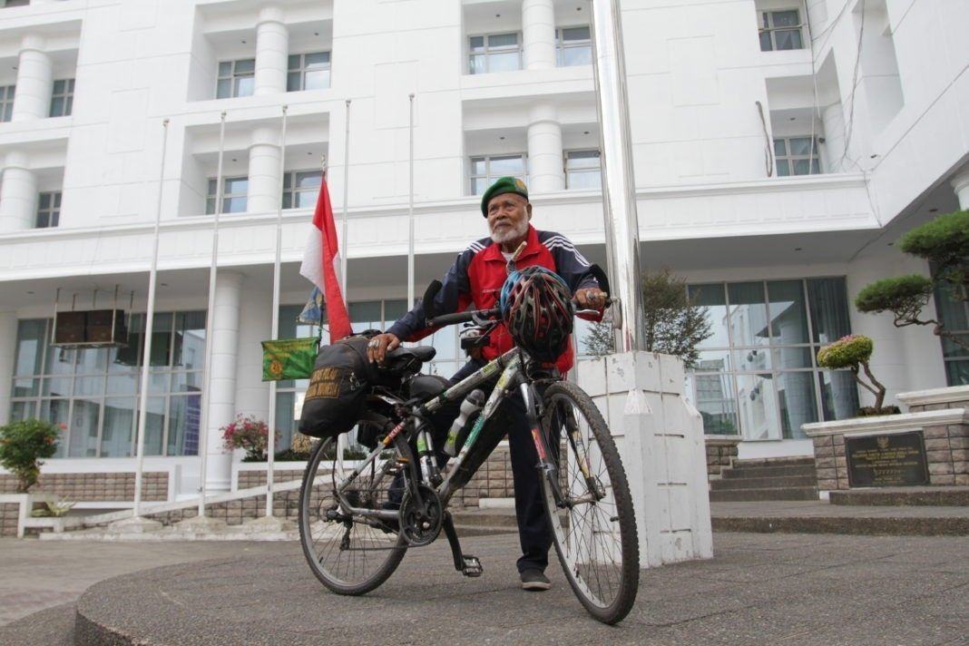 Yogoy/Andik, Kakek Berusia 73 Tahun Bersepeda Mengelilingi Indonesia