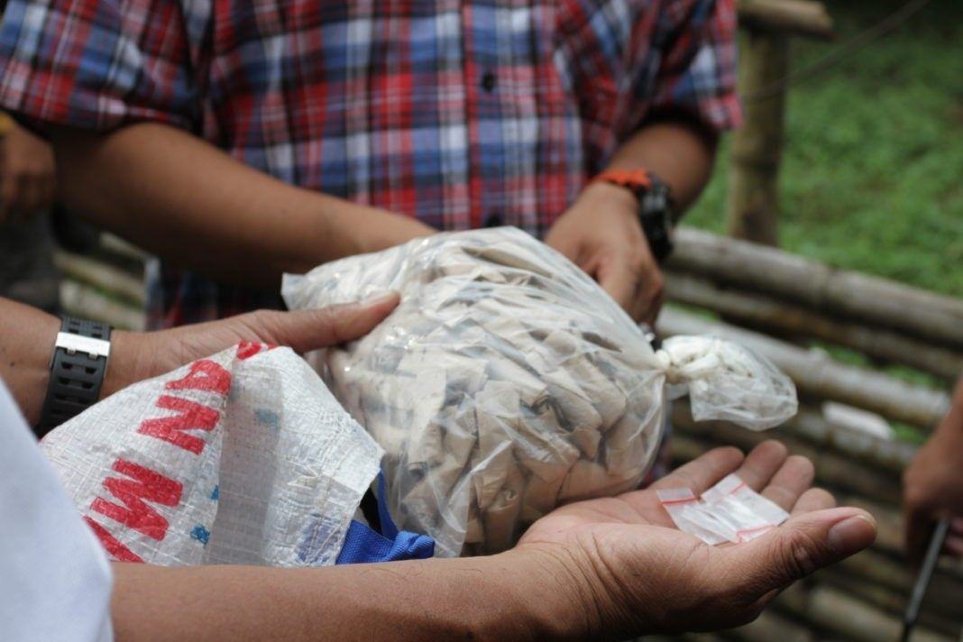 Personel Satres Narkoba Polrestabes Medan tunjukkan barang bukti
