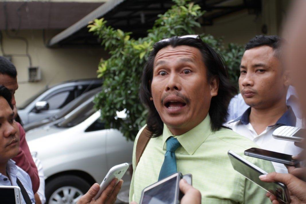 Yogoy/Pengacara Rawindra alias Rawi, Zulheri Sinaga memberikan keterangan di depan Mapolrestabes Medan