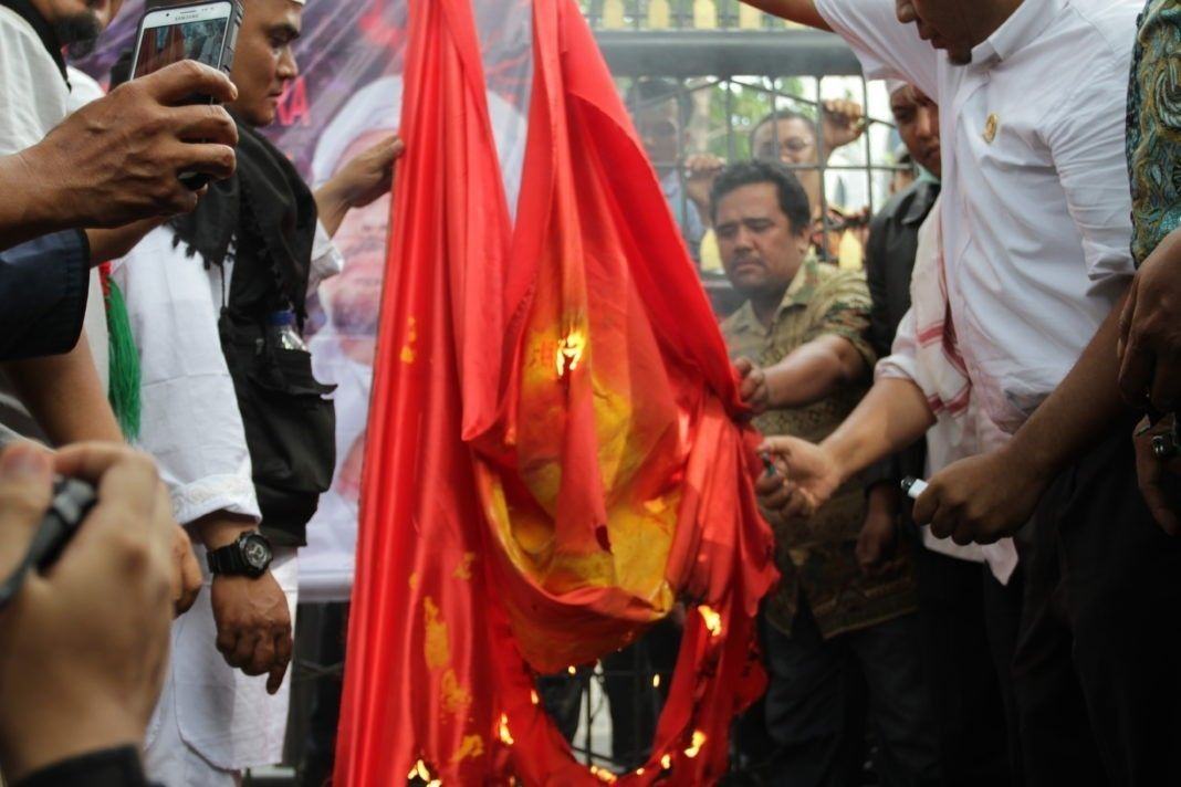 Yogoy/Massa GAPAI Sumut membakar bendera berlambang palu arit di depan Gedung DPRD Sumut, Jumat (27/1)