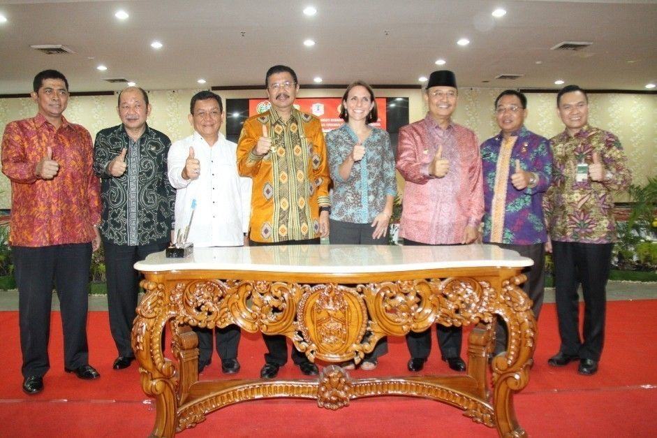 Gubernur Tengku Erry usai menandatangani MoU