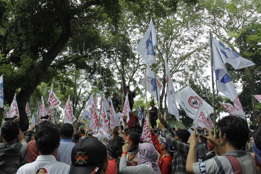 Yogoy/Massa dari Forum Keadilan Sumut berunjuk rasa di depan Gedung DPRD Sumut