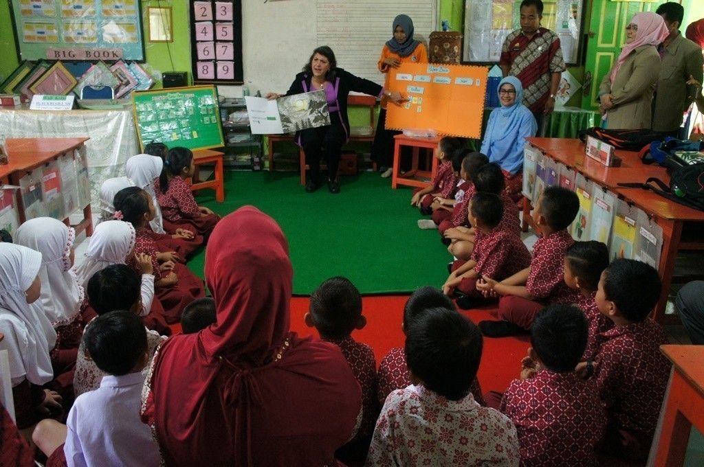 Direktur USAID Misi Indonesia, Erin McKee, mengajak siswa SDN Gunung Sari 1 Makassar membaca bersama dengan buku besar yang membuat siswa lebih antusias belajar membaca