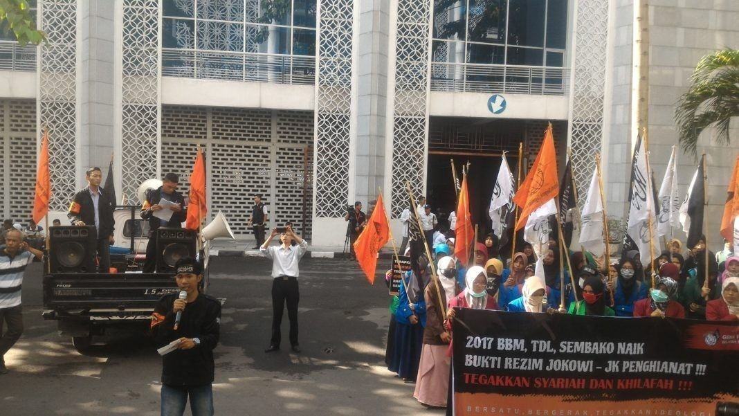 Massa Aksi Gema Pembebasan saat menyampaikan orasi politiknya di dalam dan di luar gedung DPRD Sumut