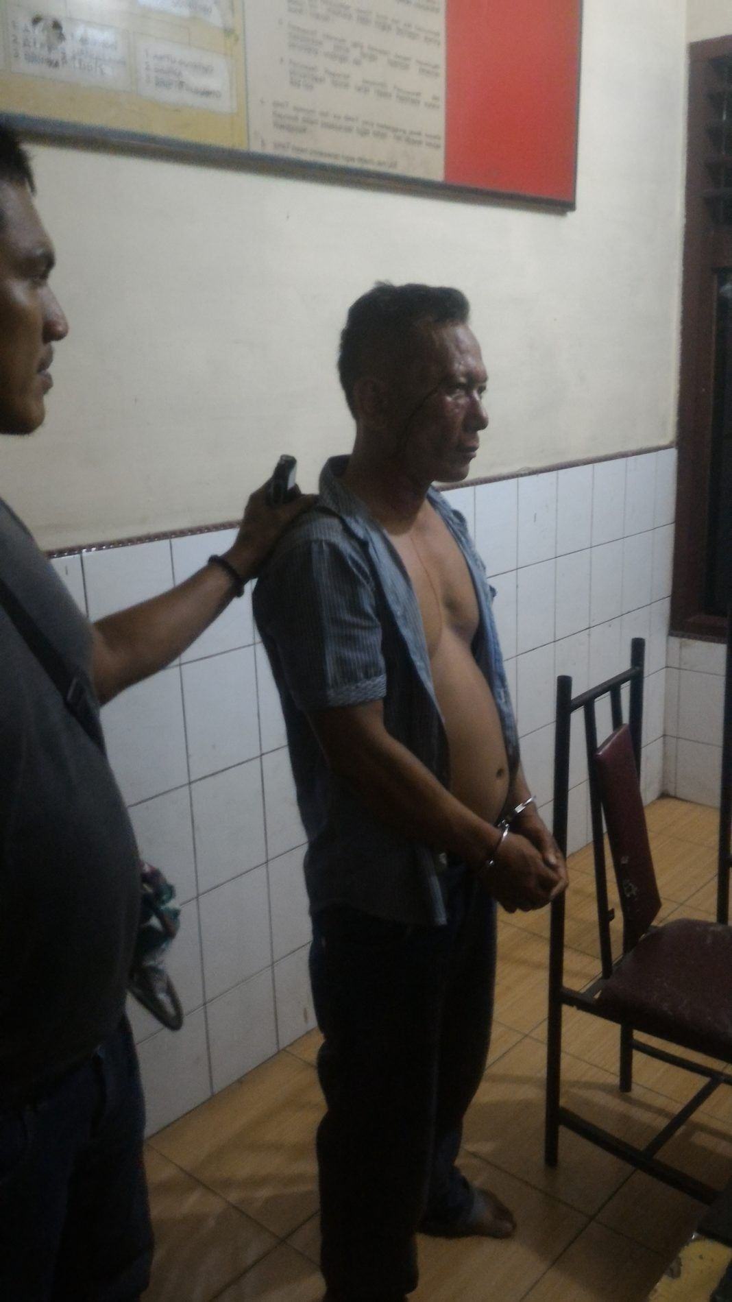 Syahrial Efendi Sinaga (terduga pelaku pencurian) saat digiring petugas kedalam ruangan Sentra Pelayanan Kepolisian (SPK) Polsek Percut Sei Tuan
