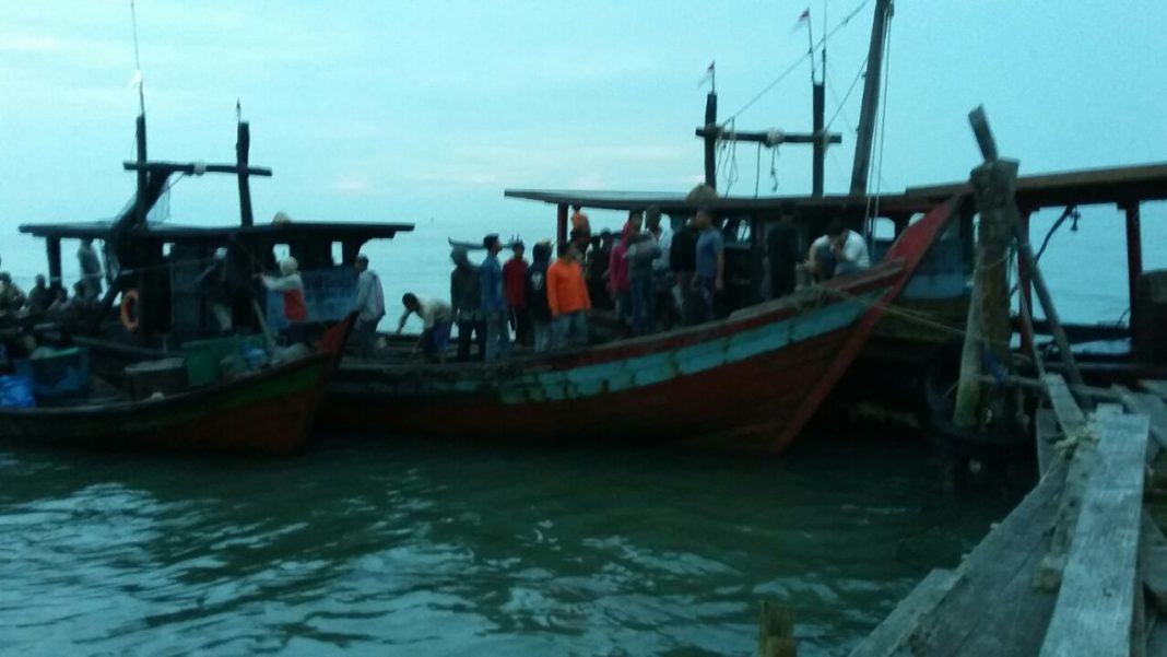 Nelayan Tradisional Belawan Tangkap Kapal Pukat