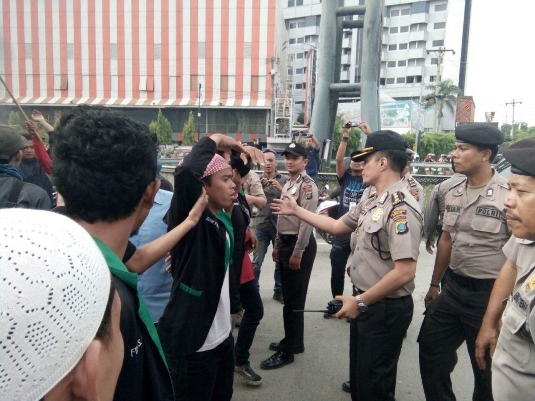 Massa HMI Cabang Medan adu mulut dengan pihak kepolisian