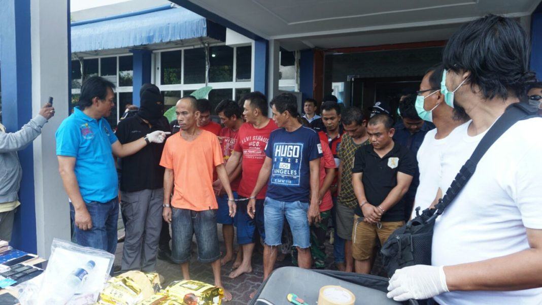 Deputi Bidang Pemberantasan BNN Pusat, Irjen Pol Arman Depari memperlihatkan narapidana yang ditangkap di luar lapas