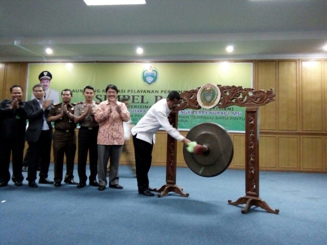 Gubernur Sumut, HT Erry Nuradi M. Si memukul gong tanda resminya Simple Paten dilaunching