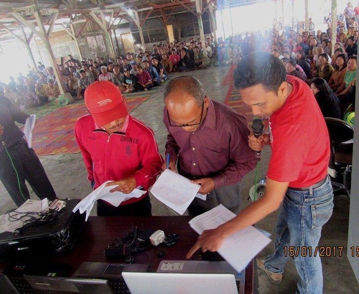 Sekdes Kubu Simbelang Darnius Perangin-angin (kaus merah) ketika menjelaskan barang-barang yang dibeli pihaknya kepada pengurus BPD Desa Kubu Simbelang