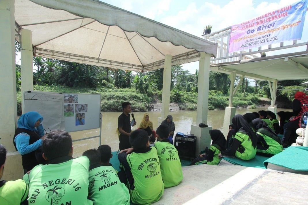 Siswa SMP Negeri 16 Medan mengikuti Sekolah Sungai di Sungai Deli