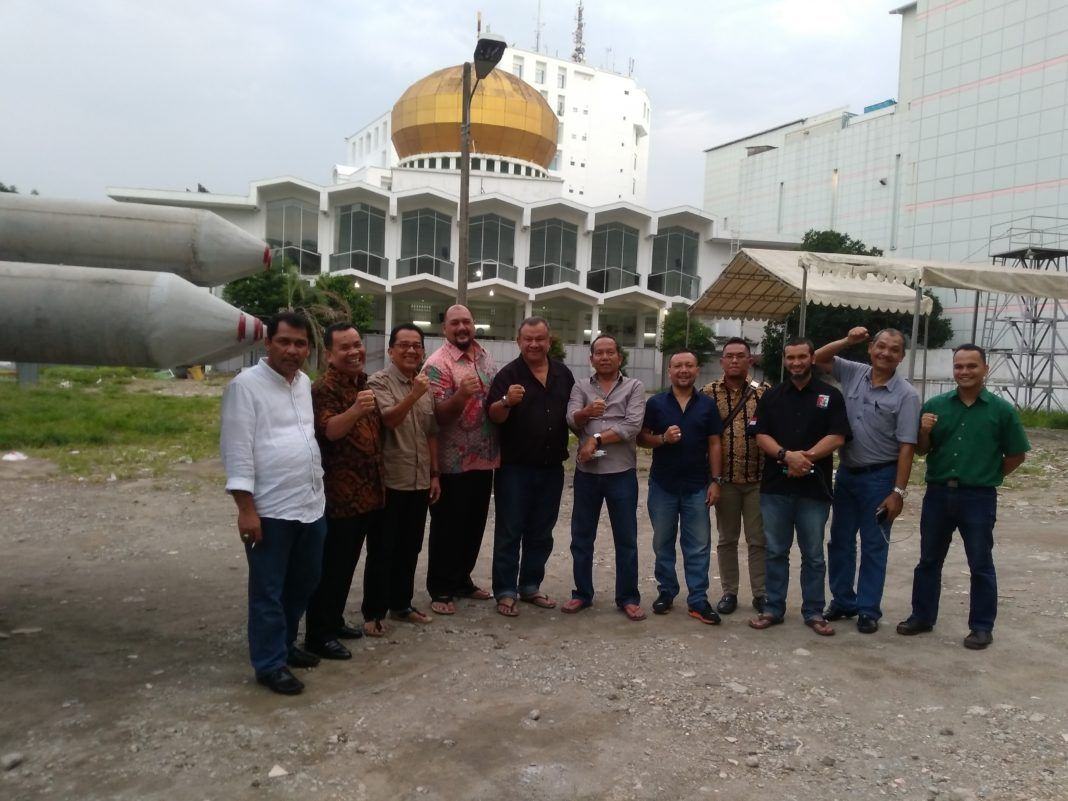 Wakil Ketua Umum Panitia Pembangunan Masjid Agung Medan, Musa Idishah bersama sejumlah panitia