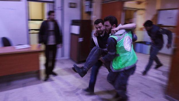 BBC/Para petugas medis di rumah sakit darurat membantu korban serangan udara di pinggiran timur Damaskus.