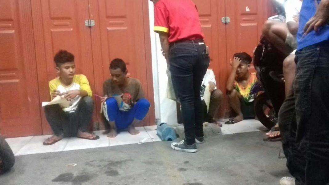 Empat remaja (jongkok) kedapatan mencuri parfum di gerai waralaba Alfamart Jalan Ade Irma.