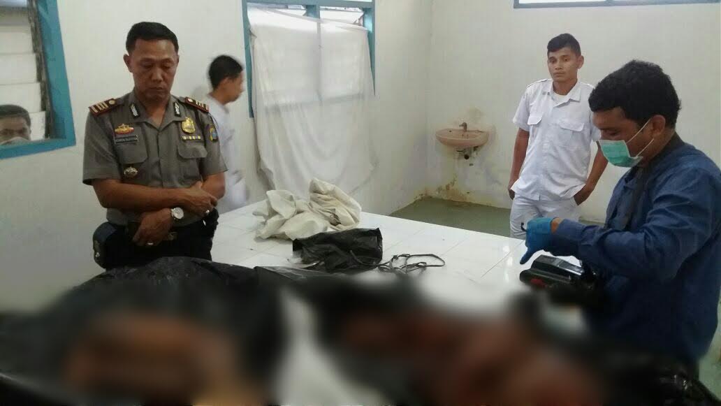 Kapolsek Batangtoru, AKP Asmon Bufitra saat melihat jasad di ruang mayat RSUD Padangsidempuan.