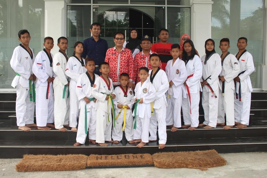 Plt Sekretaris Daerah, Ir Reinward Simanjuntak memberangkatkan sebanyak 21 atlet mengikuti Kejuaraan Nasional Open Taekwondo Komando Cup 2017 16-18 Maret 2017 di Medan, Kamis (16/3) di Balai Kota.