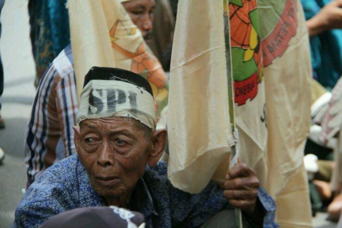 [Foto] Isak Tangis Warnai Unjuk Rasa Warga Desa Mekar Jaya