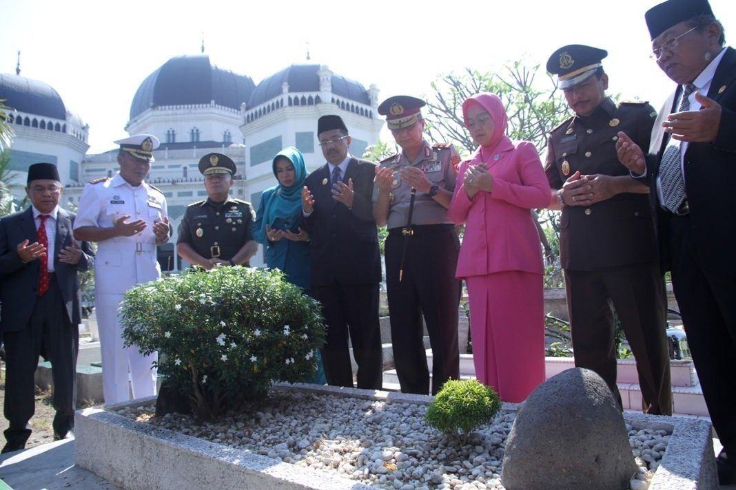Hari Jadi Provsu Ke-69, Tengku Erry Ziarah ke Makam Pendahulunya
