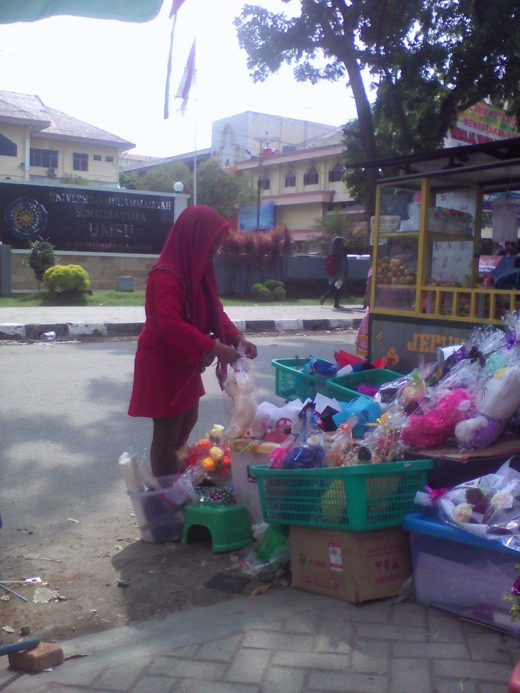 Keberadaan Penjual Bunga Musiman di Kota Medan, Rezeki di Momen Wisuda