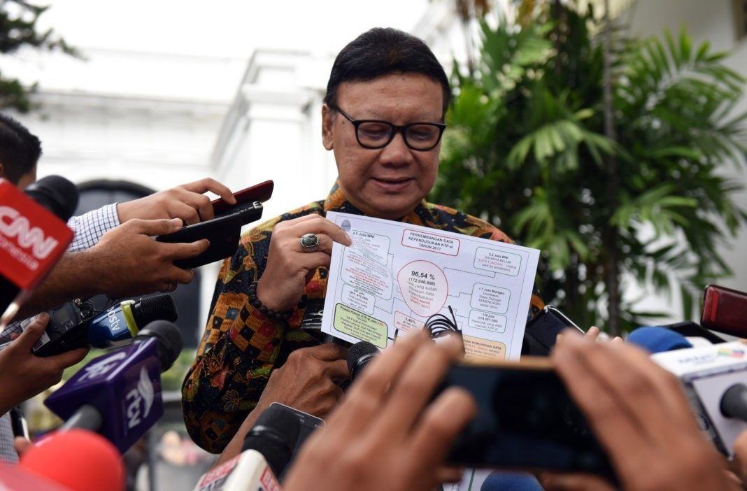MUDANews.com, Jakarta - Menteri Dalam Negeri (Mendagri) Tjahjo Kumolo mengemukakan, pihaknya sudah menandatangani kontrak pengadaan 7 (tujuh) juta blanko Kartu Tanda Penduduk (KTP) Elektronik atau yang lebih dikenal e-KTP pada minggu ketiga Maret lalu. “Akhir Maret sudah kita distribusikan sebagian untuk DKI Jakarta yang memasuki Pilkada putaran kedua. Sisanya April ini bertahap selesai,” kata Tjahjo kepada wartawan usai mengikuti Sidang Kabinet Paripurna, di Istana Negara, Jakarta, Selasa (4/4) siang. Menurut Mendagri, pengadaan 7 juta blanko e-KTP itu dimenangkan oleh perusahaan dalam negeri, dan sampai sekarang sudah 96,54% dari catatan 4,5 juta yang sudah mendaftar data induk, tapi masih ada yang dobel-dobel. “Masih ada sekitar 3 juta. Jadi, target kami tahun ini selesai,” ujarnya. Mendagri meminta maaf atas permasalahan keterlambatan pencetakan e-KTP itu karena hampir 100 pejabat Kementerian Dalam Negeri (Kemendagri), dalam 1,5 tahun ini harus bolak-balik ke Komisi Pemberantasan Korupsi (KPK), terkait pemeriksaan kasus korupsi e-KTP. Sehingga, secara psikis terganggu, ya, tapi secara optimalisasi bisa tercapai dengan baik. Selain harus menyediakan dan mendistribusikan 4,5 juta blanko e-KTP, menurut Mendagri Tjahjo Kumolo, pihaknya juga harus menyediakan per tahun 3 juta untuk yang KTP lajang ke menikah, dari remaja ke dewasa, yang rusak, yang pindah alamat. Selain itu, saat ini juga sedang dilakukan tender untuk pemeliharaan server yang sebelumnya dipegang oleh perusahaan Amerika Serikat, dan akan dicarikan perusahaan lain. “Saya kira untuk Maret sudah kita kirim ke Jakarta lebih kurang 200 ribu yang belum punya e-KTP. Kemudian, yang April untuk luar daerah. Ya mudah-mudahan yang 4,5 juta ini, yang tertunda, kami mohon maaf, karena permasalahan yang kompleks,” kata Tjahjo.[am]