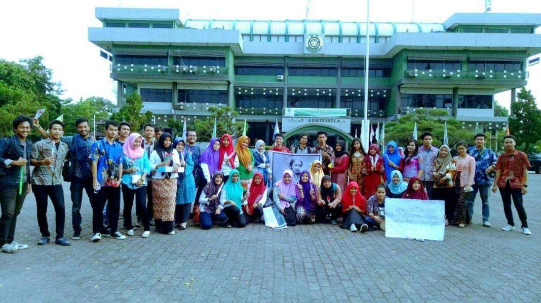 Peringati Hari Kartini, Keluarga Bahasa Sastra Indonesia USU Bagi-Bagi Bunga