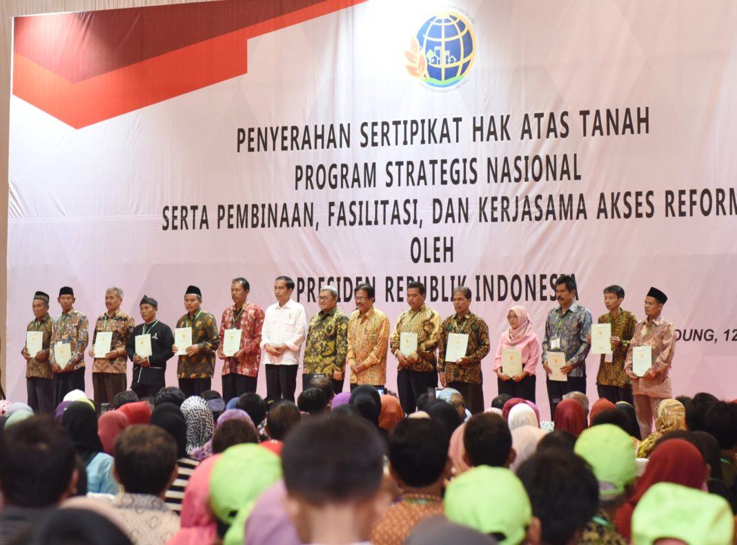 Presiden Joko Widodo (Jokowi) mengimbau masyarakat yang menerima sertifikat tanah harus mengetahui dan hafal kepemilikan tanah yang dimilikinya. “Yang pegang ini harus hafal ya. Pegang sertifikat, punya saya berapa ya. 432 misalnya atau 1.246. Jangan pegang sertifikat ditanya nggak ngerti kepemilikannya berapa,” kata Presiden Jokowi saat menghadiri penyerahan sertifikat tanah di Graha Batununggal Indah, Bandung Kidul, Bandung, Rabu (12/4) siang. Dengan memiliki sertifikat, lanjut Presiden, artinya hak hukum kepemilikan tanah menjadi jelas. “Buktinya ini ada, tidak diklaim oleh orang lain,” tambah Presiden. Menurut Presiden, sertifikat ini bisa disimpan atau digunakan untuk mencari modal ke bank. Namun, Presiden Jokowi mengingatkan, jangan digunakan untuk membeli motor atau mobil yang tidak produktif. “Boleh meminjam dari bank, tapi kalau dapat gunakan untuk hal-hal yang produktif, yang bisa menghasilkan. Sehingga bisa nanti mengangsur ke bank, bisa mencicil ke bank. Hati-hati, kalau memang hitungannya nggak masuk, jangan dipaksakan,” tutur Presiden Jokowi. Target Penyelesaian Sertifikat Tanah Dari 19 juta bidang tanah di Jawa Barat yang harusnya memiliki sertifikat, baru sekitar 6 juta bidang tanah yang sudah memiliki sertifikat. Untuk itu, Presiden Jokowi memerintahkan kepada Menteri Agraria dan Tata Ruang (ATR)/Kepala Badan Pertanahan Nasional (BPN), Sofyan Djalil untuk secepatnya diselesaikan hal-hal yang berkaitan dengan sertifikat tanah di seluruh Indonesia. Dari 126 juta bidang tanah di Indonesia, menurut Presiden, baru sekitar 40 persen atau 46 juta tanah yang memiliki sertifikat. Inilah yang menyebabkan terjadi konflik tanah atau sengketa di antara masyarakat. “Biasanya setahun hanya 500 ribu. Tahun ini saya perintahkan kepada Menteri, saya minta 5 juta harus rampung seluruh Indonesia. Tadi di Jawa Barat sendiri berapa, 370 ribu sertifikat harus keluar tahun ini,” ujar Presiden Jokowi. Presiden menegaskan bahwa kerja harus dikontrol, dicek, dan dihitung, kalau tidak, tidak akan selesai masalah sertifikat tanah dan yang dirugikan rakyat. Total penerima sertifikat tanah di Provinsi Jawa Barat antara lain sebanyak 2008 sertifikat, yang berasal dari 20 Kota/Kabupaten di Jawa Barat, yaitu Kota Bandung (331 sertifikat), Kabupaten Bandung (200 sertifikat), Kota Cimahi (122 sertifikat), Kabupaten Cianjur (125 sertifikat), Kabupaten Bandung Barat (450 sertifikat), Kabupaten Sukabumi (120 sertifikat), Kota Sukabumi (75 sertifikat), Garut (175 sertifikat), Purwakarta (280 sertifikat), dan Sumedang (110 sertifikat).