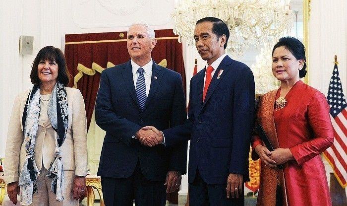 Presiden Jokowi saat menerima Wapres AS Mike Pence di Istana Merdeka, Jakarta (20/4).