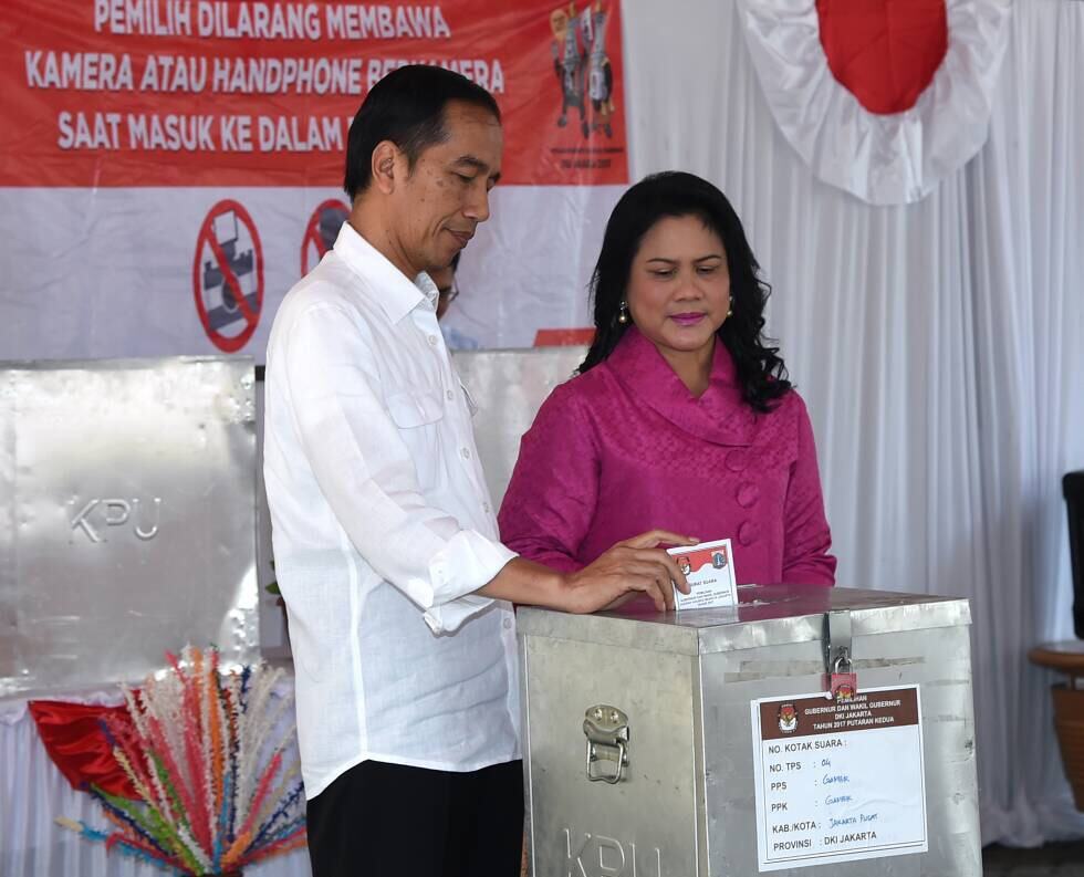 Presiden Jokowi dan Ibu Iriana Jokowi saat memberikan hak pilihnya pada Pilkada DKI Jakarta putaran II, Rabu (19/4), di TPS IV Gambir.