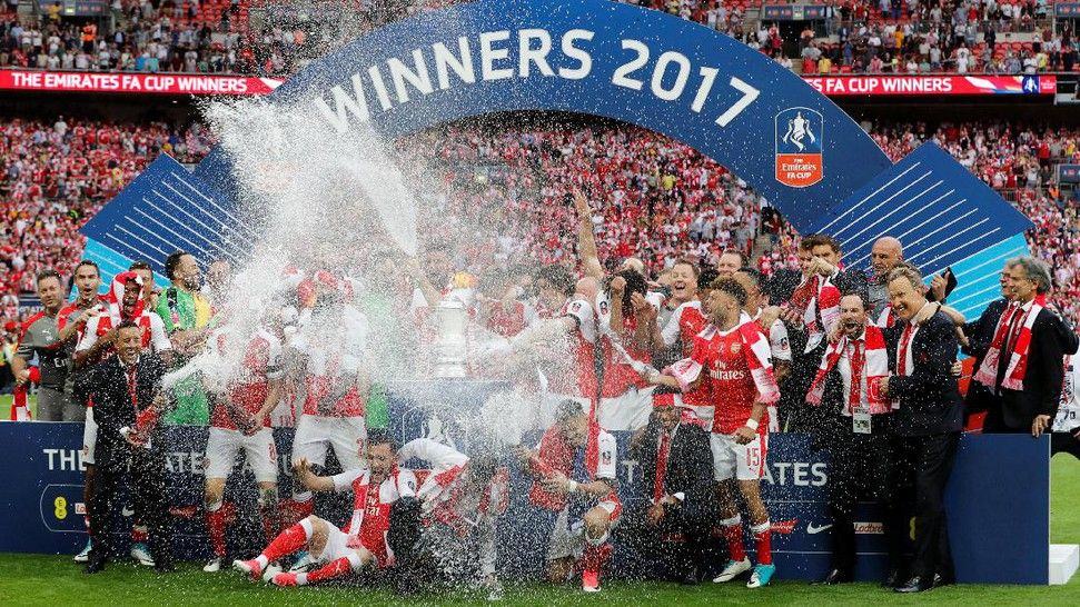 Perayaan trofi Piala FA 2017 yang dilakukan skuat Arsenal. (foto reuters: Darren)