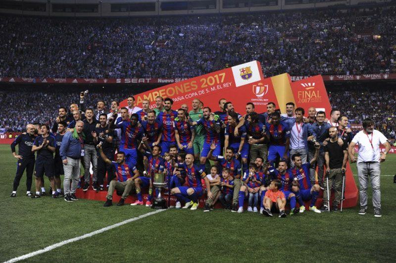 Para pemain Barcelona merayakan kesuksesan mereka menjuarai Copa del Rey 2016--2017 (Foto: AFP)