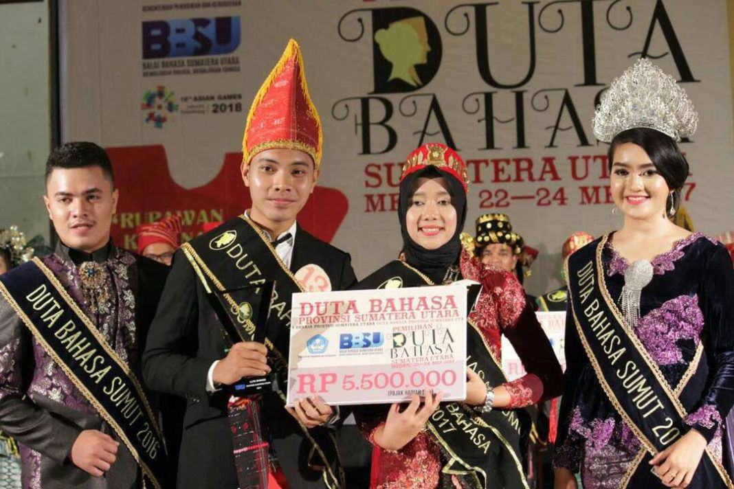 Foto: Duta Bahasa Provinsi Sumut 2017 Winro E.M. Tamba mahasiswa Universitas Prima Indonesia (UNPRI) dan Duta Bahasa Prov. Sumut 2017 untuk kategori puteri Yunita Marpaung dari Universitas Sumatera Utara (USU).