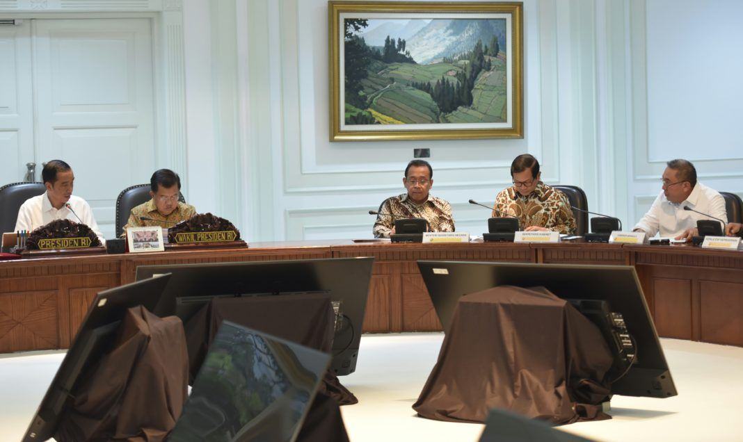 Foto: Gubernur Bengkulu Ridwan Mukti (paling kiri) mengikuti Rapat Terbatas Evaluasi Pelaksanaan Proyek Strategis Nasional dan Program Prioritas di Provinsi Bengkulu, di Kantor Presiden, Jakarta, Rabu (31/5).