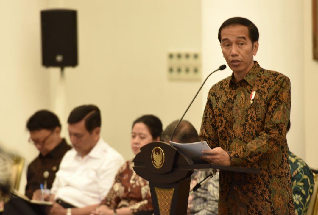 Foto: Presiden Jokowi saat menyampaikan pengantar pada Sidang Kabinet Pripurna, di Istana Kepresidenan, Bogor, Jawa Barat, Senin (29/5) sore.