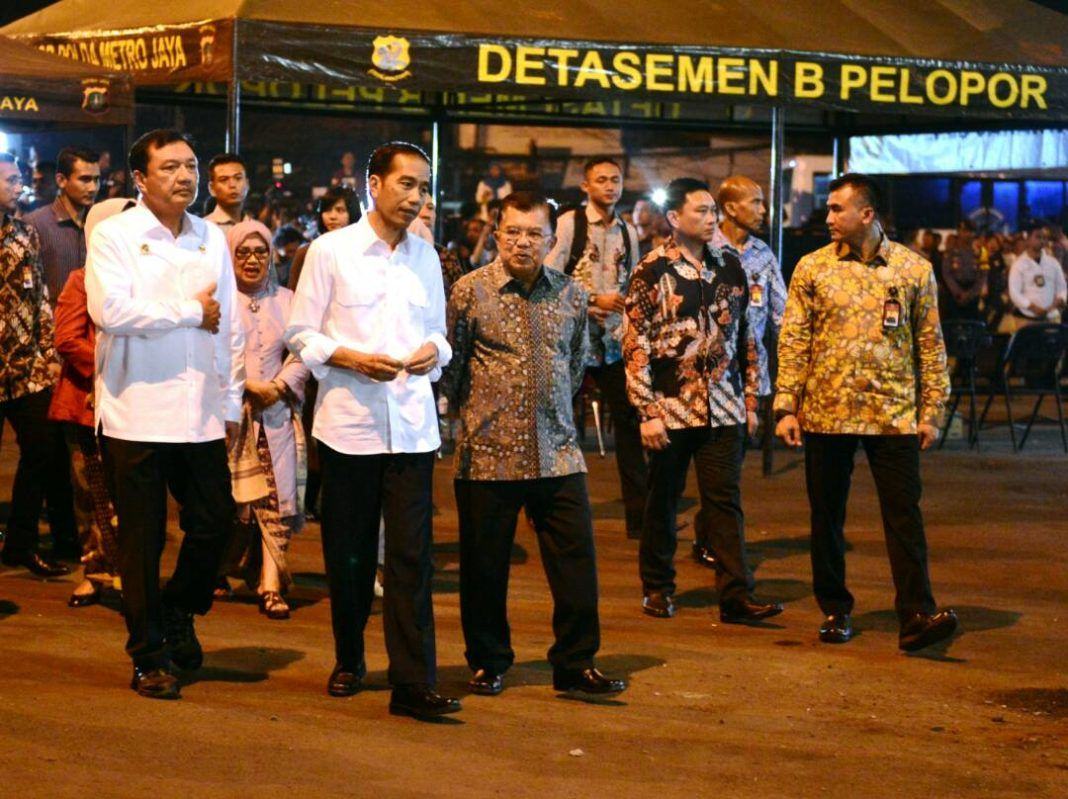 Foto: Presiden Jokowi didampingi Wakil Presiden Jusuf Kalla meninjau lokasi ledakan bom, di Kampung Melayu, Jakarta, Kamis (25/5) malam.