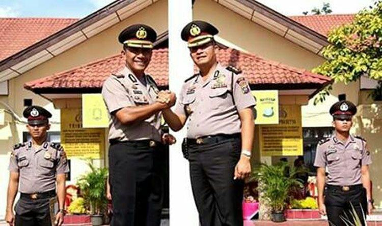 Foto: Pejabat Baru Kapolres Nias AKBP Erwin Horja H Sinaga SH S.Ik salam komando dengan pejabat lama AKBP Bazawato Zebua SH MH.