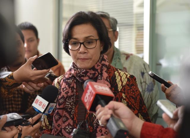 Foto: Menkeu, Sri Mulyani Indrawati, menjawab pertanyaan wartawan usai Rapat Terbatas, di Kantor Presiden, Jakarta, Selasa (30/5).
