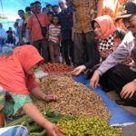 Pantau Sembako Pasar Aek Godang, Gubsu Minta Pedagang Pertahankan Harga Saat Ramadhan dan Idul Fitri (3)