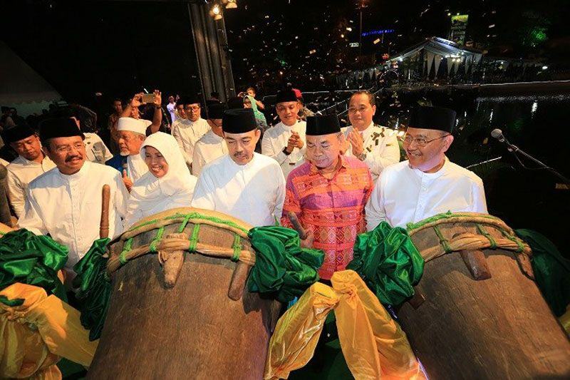 Foto: Gubernur Sumut Tengku Erry Nuradi, Wagubsu Hj Nurhajizah Marpaung, mantan Walikota Medan Drs Abdillah dan Walikota Medan Dzulmi Eldin memukul beduk, tanda dibukanya Ramadhan Fair XIV Tahun 2017. (ist)