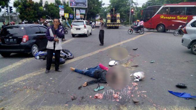 Foto: Petugas polisi sedang mengatur lalulintas pasca menewaskan tiga orang ditabrak truk trailer di simpang Gagak Hitam-Amal Ring Road Medan, Minggu (28/5).