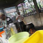 Waktu Berbuka Puasa, Masjid Raya Medan Bagikan 900 Porsi Bubur Sup per Hari