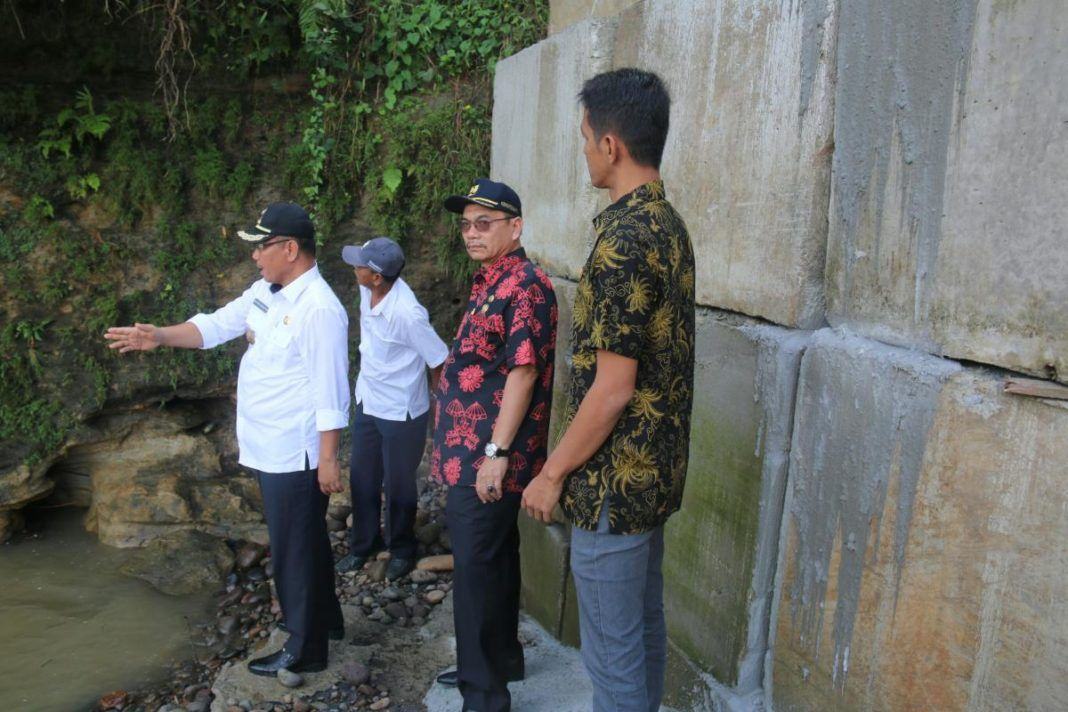 Foto: Wakil Walikota Medan Ir Akhyar Nasution M.Si meninjau lokasi longsor di Jalan Pertunia, Kelurahan Namo Gajah, Kecamatan Medan Tuntungan, Jumat (2/6).