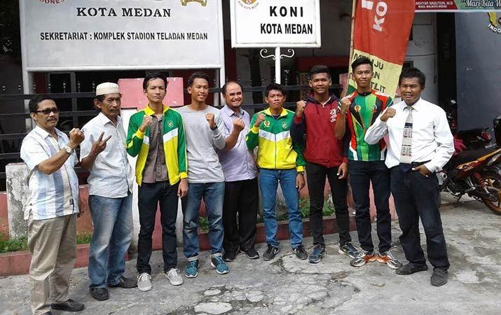 Foto: Ketua Pengkot ISSI Medan Budi Sadewa foto bersama atlet dan pelatih ISSI Medan, Jumat (2/6).