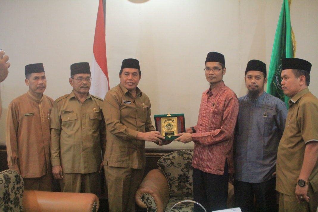 Foto: Kepala Kanwil Kementerian Agama Provinsi Sumatera Utara Tohar Bayoangin menerima audiensi Pengurus Yayasan Ar Risalah Alkhairiyah di ruang kerjanya, Selasa (6/6).