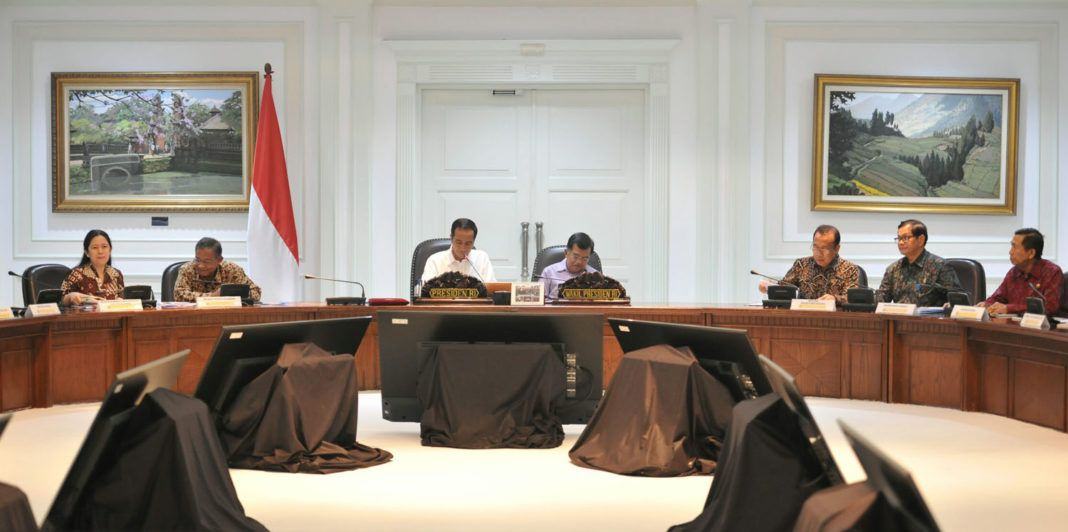 Foto: Presiden Jokowi pimpin Rapat Terbatas membahas Evaluasi Pelaksanaan PSN dan Program Prioritas Provinsi Bali di Kantor Presiden, Rabu (14/6) sore.