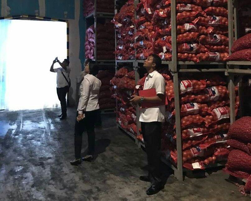Foto: Kabid Humas Polda Sumut, Kombes Pol Dra Rina Sari Ginting saat meninjau gudang yang diduga sengaja menyimpan dan menimbun bahan pokok di sebuah gudang yang berada di Jalan Amir Hamzah Km 31 No. 74 Tandem Binjai, Selasa (31/5).