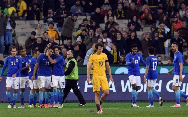 Para pemain Brasil merayakan gol usai menaklukkan tuan rumah Australia 4-0 pada laga uji coba internasional (Foto: AFP PHOTO / SAEED KHAN)