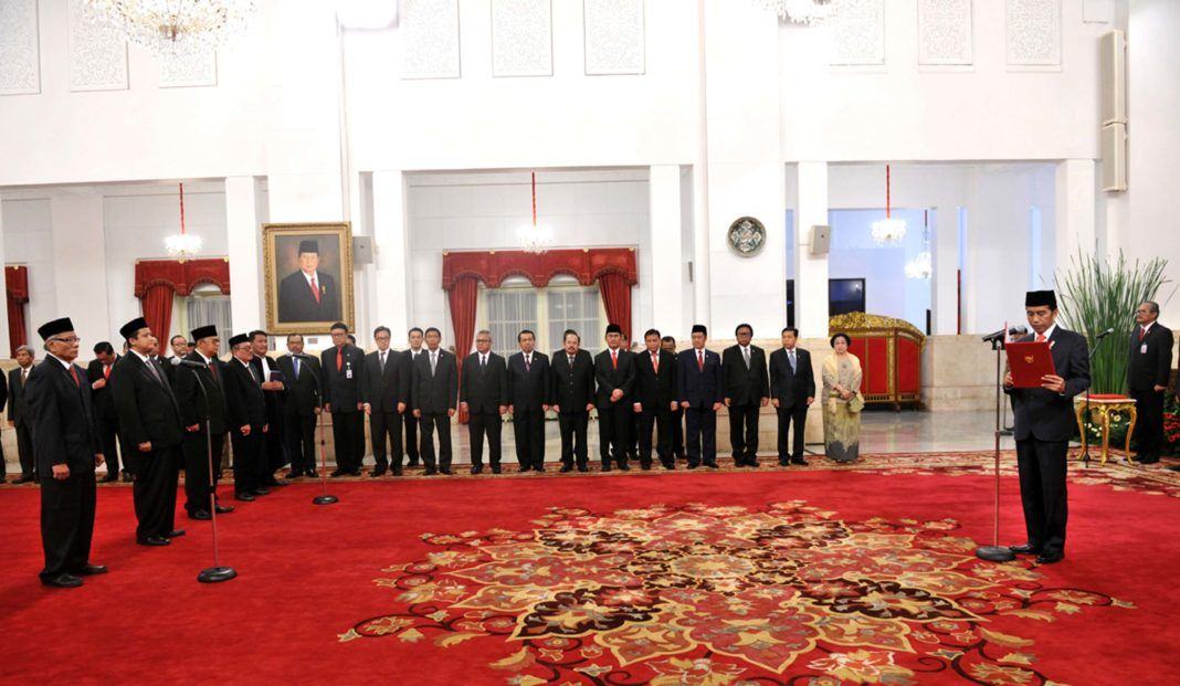 Foto: Presiden Jokowi melantik 7 (tujuh) Anggota Dewan Kehormatan Penyelenggara Pemilu (DKPP) periode 2017-2022, di Istana Negara, Jakarta, Senin (12/6).