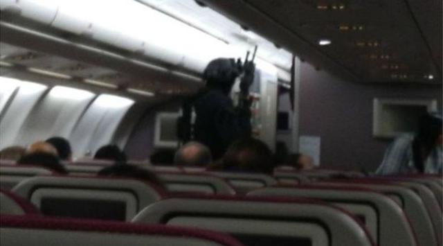 Foto dari Instragram penumpang bernama David Henderson dengan caption: polisi bersenjata memasuki pesawat, tapi tak ada yang terluka (David Henderson instagram/BBC)